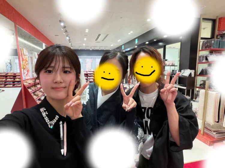 大阪で振袖のレンタルするならTAKAZEN梅田本店　ネイビーで可愛い袴